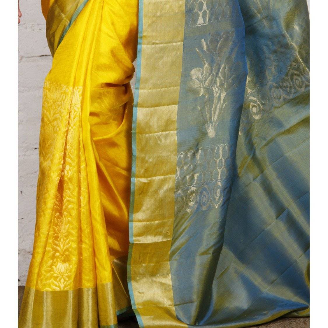 Sari en soie jaune et bleu tissé à la main